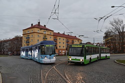 В Европе уже запускают красивые рождественские трамваи (ФОТО)