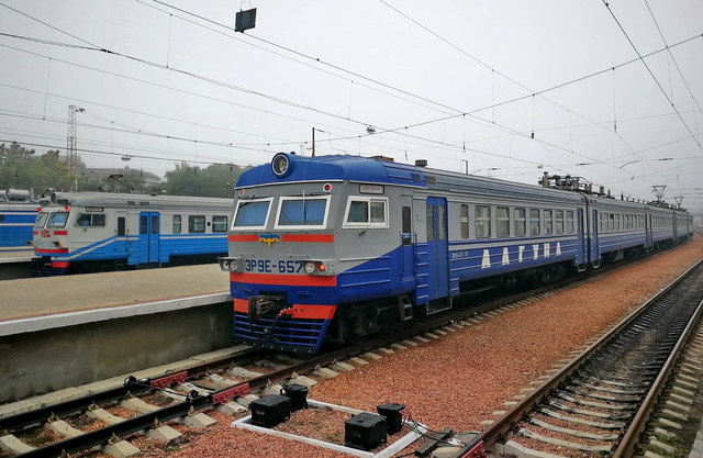 "Укрзализныця" собирается переложить работу пригородных поездов на местные власти