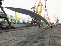Огромные 72-метровые лопасти ветрогенераторов разгружают в порту Южный