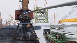 Огромные 72-метровые лопасти ветрогенераторов разгружают в порту Южный