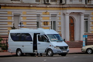 Из района вокзала и "Привоза" в Одессе пока будут убирать только "нелегальные" автобусы