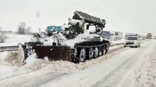 Дороги Одесской области расчищают инженерным танком (ВИДЕО)