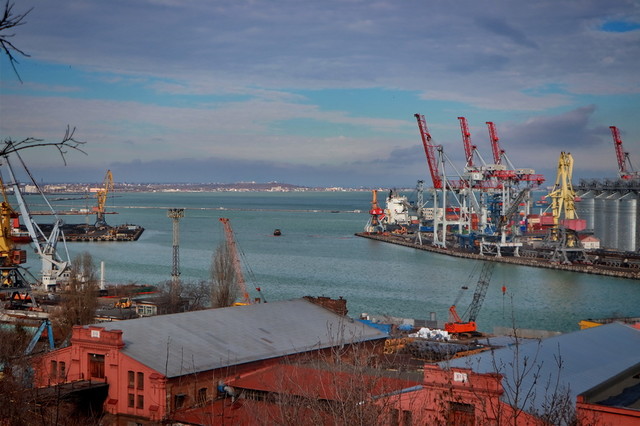 В порту Одессы продолжается реконструкция причалов