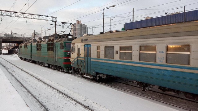 Под Киевом сломалась недавно отремонтированная электричка: ее тянули электровозом (ВИДЕО)