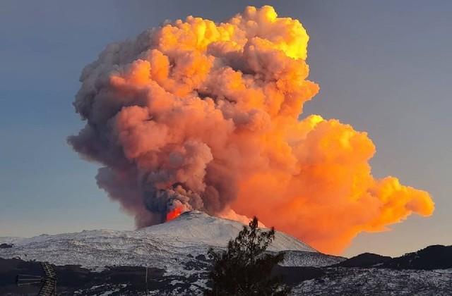 Аэропорт города Каттания в Италии временно закрылся из-за извержения вулкана