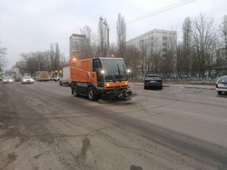 В Одессе начали расчищать улицы от песка