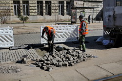 В Одессе начали ремонтировать мостовую на Французском бульваре (ФОТО)
