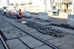 В Одессе начали ремонтировать мостовую на Французском бульваре (ФОТО)