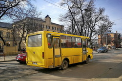 В Одессе маршрутки ездят битком набитыми людьми (ФОТО)