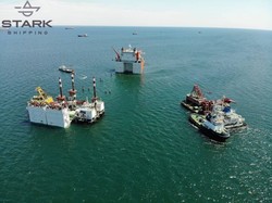 Как в порту Черноморск дноуглубительную флотилию поднимают на грузовое судно (ФОТО)