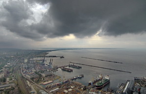 Дождь мешает работе порта Одессы