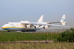 Показали, как самый большой в мире самолет улетает из Киева в Великобританию через Пакистан (ФОТО)