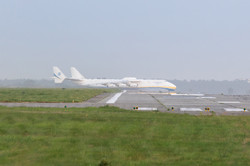 Показали, как самый большой в мире самолет улетает из Киева в Великобританию через Пакистан (ФОТО)