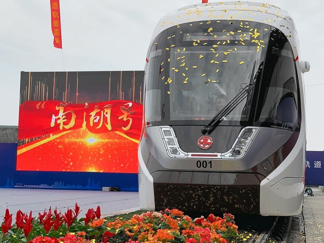 В китайском городе Цзясин запустили линию трамвая без контактной сети