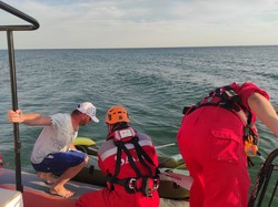 Под Одессой в море спасли экипаж и пассажиров яхты-катамарана (ФОТО)