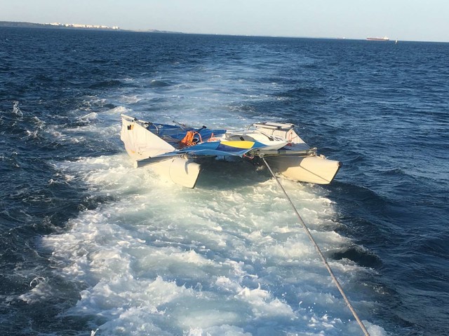 Под Одессой в море спасли экипаж и пассажиров яхты-катамарана (ФОТО)