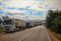 Автодорога Одесса - Южный забита грузовиками-зерновозами (ФОТО)