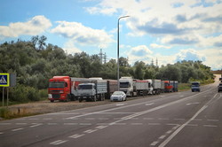 Автодорога Одесса - Южный забита грузовиками-зерновозами (ФОТО)