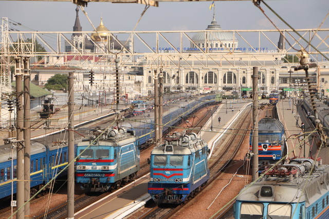 Несколько пассажирских поездов в Одессу опаздывают