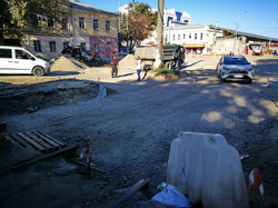 В Одессе на Новощепном Ряду начали готовить основание под укладку трамвайных путей (ФОТО)