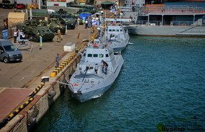 Военный флот проводит учения и временно закрывает судоходство в Черном море от Одессы до Тендры