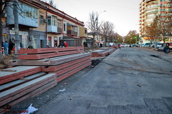 В Одессе начали укладывать плиты для новых трамвайных путей на Преображенской (ФОТО, ВИДЕО)