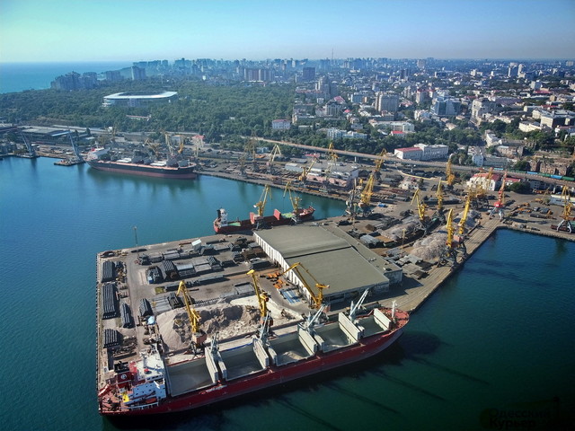 В украинских портах снизилась обработка грузов