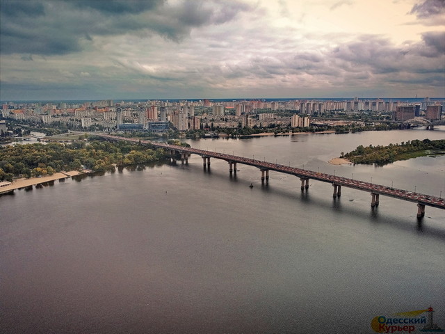 В Киеве закрывают движение по мосту Патона