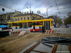 В Одессе укладывают новые рельсы на улице Преображенской (ВИДЕО)
