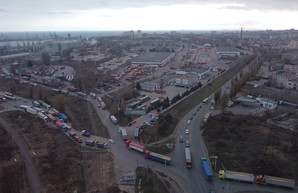 В Черноморске перекроют движение на железнодорожном переезде в порту