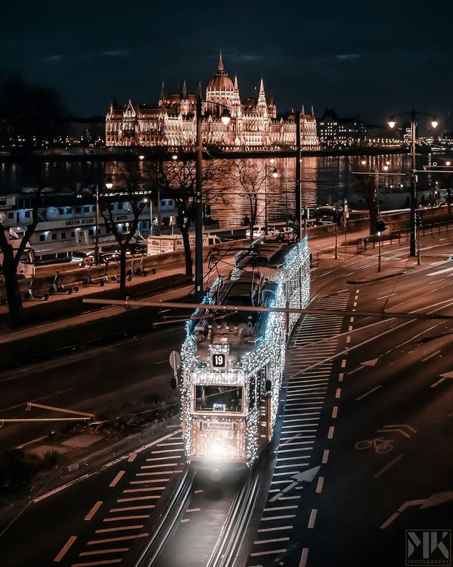 В городах Европы запускают рождественские трамваи (ФОТО)