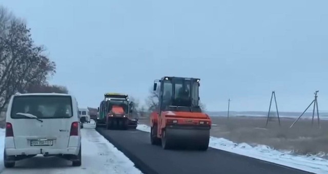 Дорожный скандал в Одесской области: асфальт в снег класть не будут