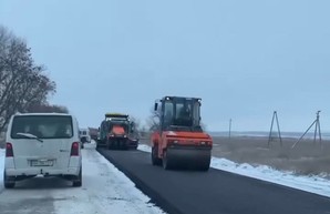 Дорожный скандал в Одесской области: асфальт в снег класть не будут