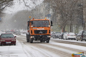 В Одессе и Одесской области расчищают дороги от снега
