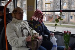 В Одессе сохранили весеннюю традицию поздравлять женщин в электротранспорте (ФОТО)
