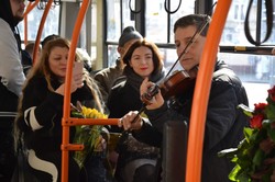 В Одессе сохранили весеннюю традицию поздравлять женщин в электротранспорте (ФОТО)