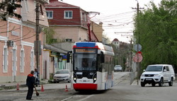 Окупанти запаскудили нацистською символікою електротранспорт у Криму (ФОТО)