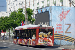 Окупанти запаскудили нацистською символікою електротранспорт у Криму (ФОТО)