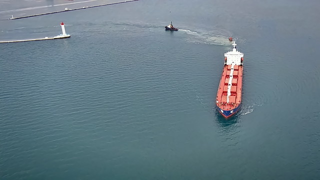 Перше судно, що вийшло з Одеси, йде біля берегів Румунії (ВІДЕО)