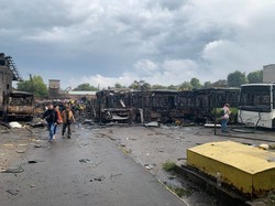 Росіяни знищили в Дніпрі більше 100 автобусів