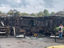 Росіяни знищили в Дніпрі більше 100 автобусів