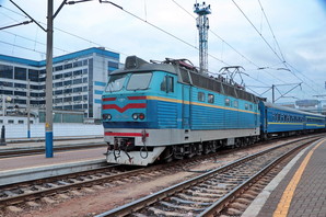 Залізниця у Києві знову працює під повітряними налітами