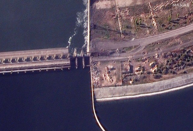 Росіяни підірвали обидва залізничні мости через Дніпро (ВІДЕО)