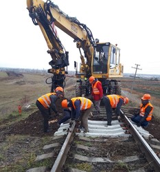 Залізниця Молдови ремонтує колії біля Одеської області (ВІДЕО)