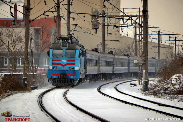 Погана погода спричинила затримки потягів на заході України