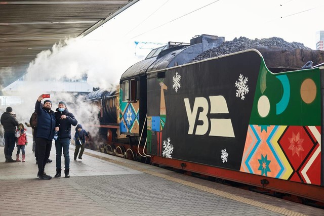 Залізничники запускають святковий ретро-потяг з паровозом на Різдво