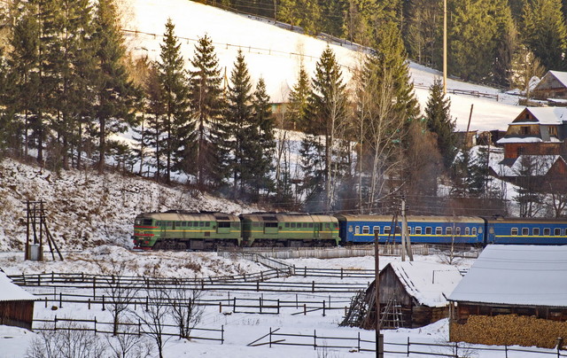 Залізниця запускає додаткові потяги у Карпати