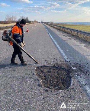 В Одеській області ремонтують дороги після зими