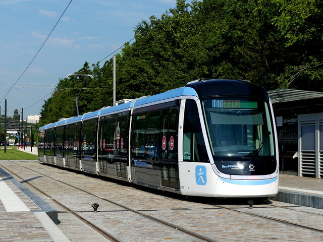 У Парижі відкрили нову лінію трамвая