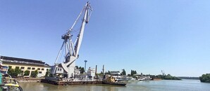Дунайське пароплавство повернуло плавучий кран